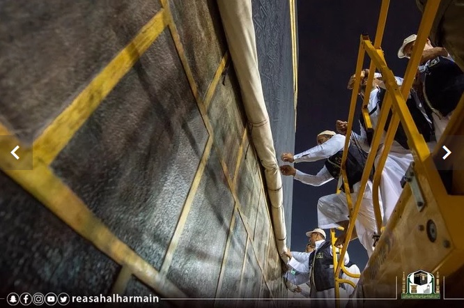 Kiswa Ka'bah Mulai Digulung Sebagai Persiapan untuk Musim Haji Tahun Ini